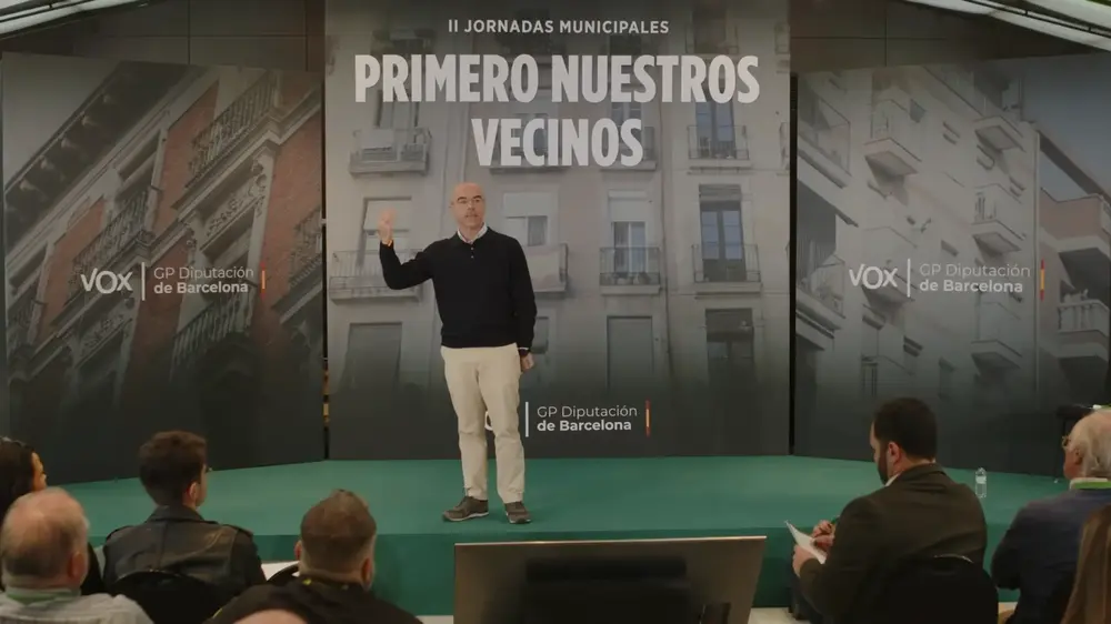 FOTOGRAFÍA. MATARÓ (BARCELONA) CATALUÑA (REINO D EESPAÑA, 08 DE NOVIEMBRE DE 2025. El vicepresidente del Comité de Acción Política (CAP) de VOX, jefe de la Delegación de VOX en el Parlamento Europeo siendo miembro del Grupo Parlamentario de Patriots of Europe en la Eurocámara y jefe de los Servicios Jurídicos nacionales de VOX, Jorge Buxadé Villalba, registrado este sábado durante su intervención en las llamadas "Jornadas Municipalistas de VOX" en Mataró (Barcelona); un encuentro que reúne a los concejales, cargos orgánicos y simpatizantes que comparten experiencias y propuestas sobre vivienda, seguridad, limpieza, apoyo a las familias y defensa de los servicios básicos, siempre bajo el lema "Primero Nuestros Vecinos", que finalizan mañana domingo 9 de noviembre en un acto público con la participación del secretario general de VOX, Ignacio Garriga Vaz de Conceiçao. Lasvocesdelpueblo (Ñ Pueblo)