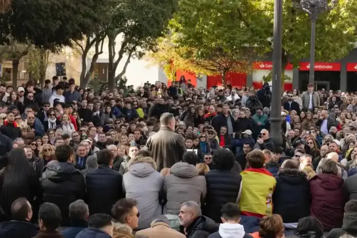 Jornadas Interparlamentarias de VOX en Salamanca, Santiago Abascal Conde (1) FOTOGRAFÍA. SALAMANCA (CASTILLA Y LEÓN) REINO DE ESPAÑA, 22 DE NOVIEMBRE DE 2025. El presidente de Patriots of Europe, líder de VOX y presidente del Grupo Parlamentario de VOX en el Congreso de los Diputados, Santiago Abascal Conde, participa en las Jornadas Interparlamentarias de VOX, en plaza de Los Bandos de Salamanca (castilla y León) completamente abarrotada. Lasvocesdelpueblo (Ñ Pueblo)