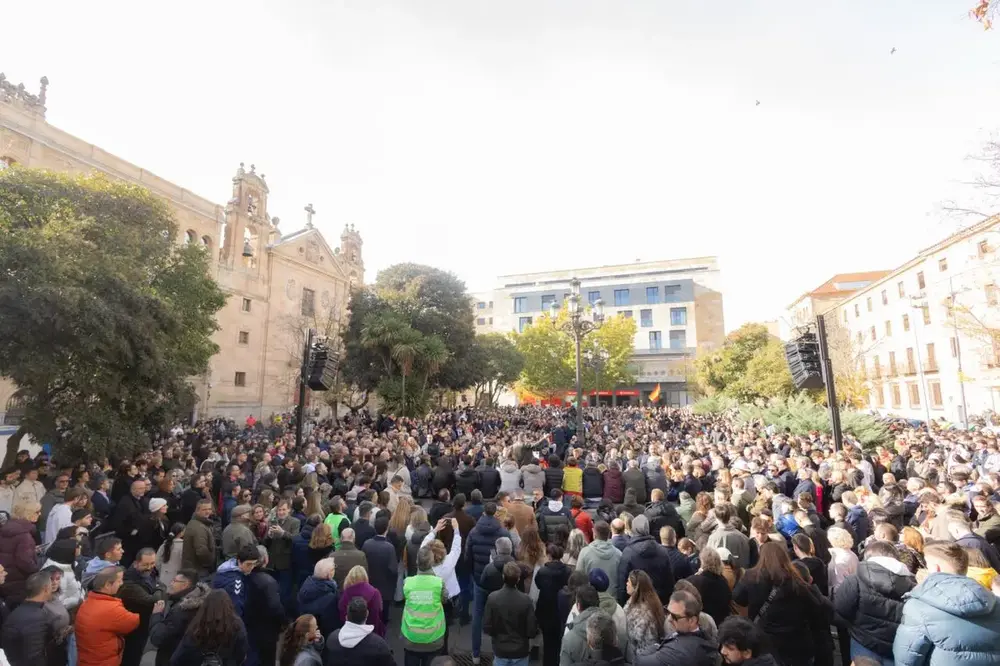 FOTOGRAFÍA. SALAMANCA (CASTILLA Y LEÓN) REINO DE ESPAÑA, 22 DE NOVIEMBRE DE 2025. El presidente de Patriots of Europe, líder de VOX y presidente del Grupo Parlamentario de VOX en el Congreso de los Diputados, Santiago Abascal Conde, participa en las Jornadas Interparlamentarias de VOX, en plaza de Los Bandos de Salamanca (castilla y León) completamente abarrotada. Lasvocesdelpueblo (Ñ Pueblo)
