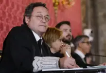 «¿Señor Álvaro García Ortiz se considera autor de los delitos que se le imputan?» FOTOGRAFÍA. MADRID (REINO DE ESPAÑA, 03 DE NOVIEMBRE DE 2025. Juicio a Álvaro García Ortiz por revelación de secretos. El procesado fiscal general del Estado español, nombrado por el presidente del Gobierno de España y secretario general del Partido Socialista (PSOE) Pedro Sánchez Pérez-Castejón, Álvaro García Ortiz (i), este lunes en el inicio del juicio a él. Efe