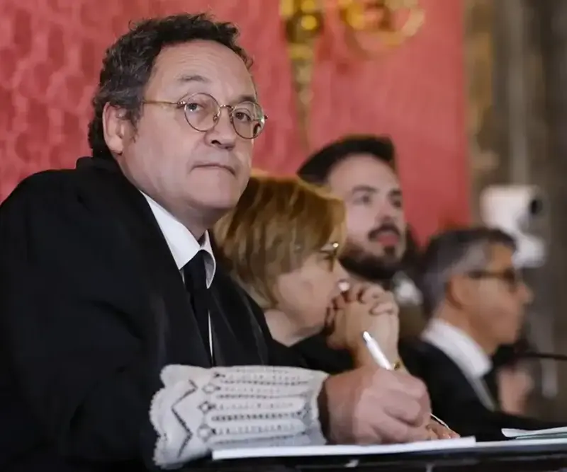 «¿Señor Álvaro García Ortiz se considera autor de los delitos que se le imputan?» FOTOGRAFÍA. MADRID (REINO DE ESPAÑA, 03 DE NOVIEMBRE DE 2025. Juicio a Álvaro García Ortiz por revelación de secretos. El procesado fiscal general del Estado español, nombrado por el presidente del Gobierno de España y secretario general del Partido Socialista (PSOE) Pedro Sánchez Pérez-Castejón, Álvaro García Ortiz (i), este lunes en el inicio del juicio a él. Efe