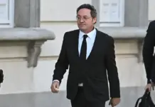 Las acusaciones mantienen penas de 4 y 6 años de prisión al fiscal general García Ortiz FOTOGRAFÍA. MADRID (REINO DE ESPAÑA, 03 DE NOVIEMBRE DE 2025. Juicio a Álvaro García Ortiz por revelación de secretos. El procesado fiscal general —nombrado por el presidente del Gobierno de España y secretario general del Partido Socialista (PSOE) Pedro Sánchez Pérez-Castejón, Álvaro García Ortiz— vestido con traje y corbata negra, ha llegado en coche en torno a las 09:42 horas. Ha entrado solo por la puerta principal del alto tribunal, destinada a autoridades y que da a la céntrica plaza Villa de París, donde grupillo de zurdos y WOKE del Sanchismo le han aplaudido, teatrillo de los regímenes corruptos y totalitario. Efe