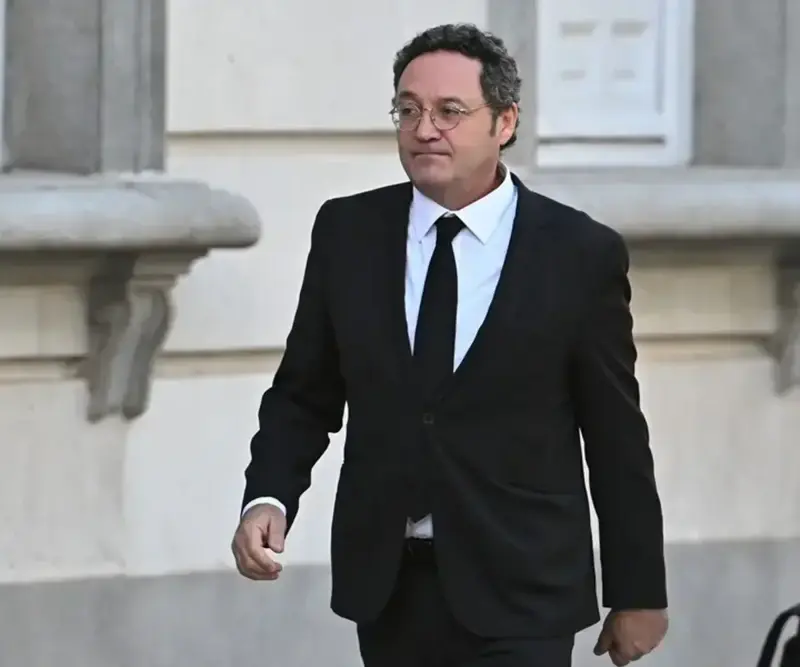 Las acusaciones mantienen penas de 4 y 6 años de prisión al fiscal general García Ortiz FOTOGRAFÍA. MADRID (REINO DE ESPAÑA, 03 DE NOVIEMBRE DE 2025. Juicio a Álvaro García Ortiz por revelación de secretos. El procesado fiscal general —nombrado por el presidente del Gobierno de España y secretario general del Partido Socialista (PSOE) Pedro Sánchez Pérez-Castejón, Álvaro García Ortiz— vestido con traje y corbata negra, ha llegado en coche en torno a las 09:42 horas. Ha entrado solo por la puerta principal del alto tribunal, destinada a autoridades y que da a la céntrica plaza Villa de París, donde grupillo de zurdos y WOKE del Sanchismo le han aplaudido, teatrillo de los regímenes corruptos y totalitario. Efe
