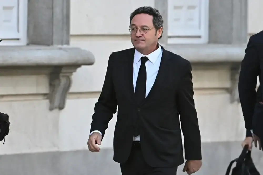 FOTOGRAFÍA. MADRID (REINO DE ESPAÑA, 03 DE NOVIEMBRE DE 2025. Juicio a Álvaro García Ortiz por revelación de secretos. El procesado fiscal general —nombrado por el presidente del Gobierno de España y secretario general del Partido Socialista (PSOE) Pedro Sánchez Pérez-Castejón, Álvaro García Ortiz— vestido con traje y corbata negra, ha llegado en coche en torno a las 09:42 horas. Ha entrado solo por la puerta principal del alto tribunal, destinada a autoridades y que da a la céntrica plaza Villa de París, donde grupillo de zurdos y WOKE del Sanchismo le han aplaudido, teatrillo de los regímenes corruptos y totalitario. Efe