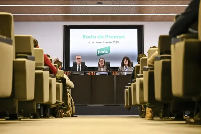 FOTOGRAFÍA. MADRID (REINO DE ESPAÑA), 06 DE NOVIEMBRE DE 2025. La portavoz en el Congreso de los Diputados de Junts per Catalunya (JxCat), Miriam Nogueras Camero (c), junto a los diputados de la formación Josep María Cruset Domènech (i) y Pilar Calvo (d) a su llegada a la rueda de prensa de este jueves de JxCat en la Cámara Baja para analizar el momento que atraviesa la legislatura. Efe