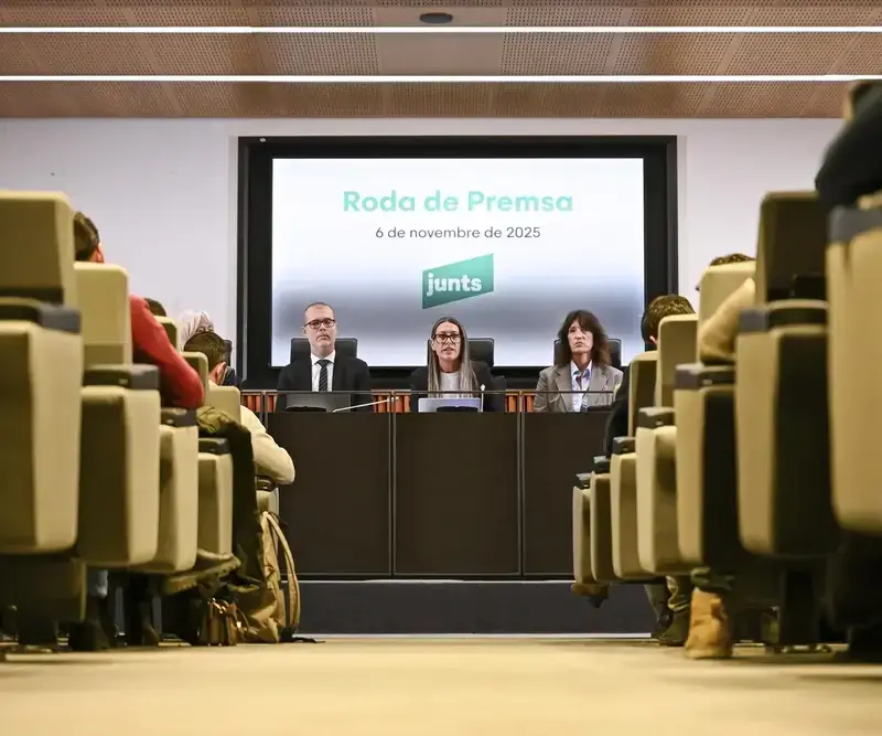 Jxcat mantiene la ruptura con Sánchez: «No hay marcha atrás» FOTOGRAFÍA. MADRID (REINO DE ESPAÑA), 06 DE NOVIEMBRE DE 2025. La portavoz en el Congreso de los Diputados de Junts per Catalunya (JxCat), Miriam Nogueras Camero (c), junto a los diputados de la formación Josep María Cruset Domènech (i) y Pilar Calvo (d) a su llegada a la rueda de prensa de este jueves de JxCat en la Cámara Baja para analizar el momento que atraviesa la legislatura. Efe