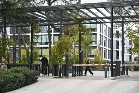 FOTOGRAFÍA. MADRID (REINO DE ESPAÑA), 14 DE NOVIEMBRE DE 2025. Sede de Acciona en Madrid, este viernes. La UCO ha registrado este viernes dos sedes de Acciona Construcción en Madrid y Bilbao en el marco de una pieza secreta abierta por el juez del Tribunal Supremo Leopoldo Puente sobre al preso secretario de organización del PSOE, Santos Cerdán León. Efe