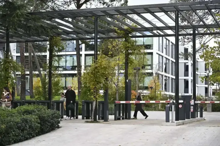 FOTOGRAFÍA. MADRID (REINO DE ESPAÑA), 14 DE NOVIEMBRE DE 2025. Sede de Acciona en Madrid, este viernes. La UCO ha registrado este viernes dos sedes de Acciona Construcción en Madrid y Bilbao en el marco de una pieza secreta abierta por el juez del Tribunal Supremo Leopoldo Puente sobre al preso secretario de organización del PSOE, Santos Cerdán León. Efe