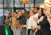 La borrasca Claudia trae este martes abundante nubosidad y cielos nubosos FOTOGRAFÍA. MATARÓ (BARCELONA) CATALUÑA (REINO DE ESPAÑA), 09 DE NOVIEMBRE DE 2025. El secretario general de VOX y presidente del Grupo Parlamentario de la Resistencia en el Parlamento de Cataluña, Ignacio Garriga Vaz de Conceiçao (3d); el presidente de VOX en la provincia de Barcelona y portavoz del Grupo Parlamentario de la Resistencia en el Parlamento de Cataluña, Joan Garriga Doménech (4d); y el diputado provincial de VOX en la Diputación de Barcelona y secretario general del Sindicato para la Defensa de los Trabajadores de España (SOLIDARIDAD), Jordi Albert de la Fuente Miró (Jordi de la Fuente) (6d), han participado el mediodía de este domingo en la clausura de las segundas Jornadas Municipalistas de VOX en la capital de la Comarca del Maresme, Mataró, en la provincia de Barcelona, donde la Resistencia registró en las pasadas elecciones municipales uno de sus mejores resultados electorales de su historia, hasta 4 concejales en el Ayuntamiento de Mataró: Mónica Lora Cisquer (presidente municipal) (2d), Judith Cortés Cortés (portavoz) (i), José Casado Ortega (concejal) (2i) y Erik Iniesta Aragón (concejal) (3i). Lasvocesdelpueblo (Ñ Pueblo)