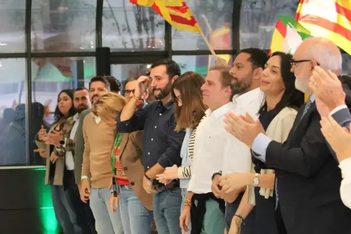 FOTOGRAFÍA. MATARÓ (BARCELONA) CATALUÑA (REINO DE ESPAÑA), 09 DE NOVIEMBRE DE 2025. El secretario general de VOX y presidente del Grupo Parlamentario de la Resistencia en el Parlamento de Cataluña, Ignacio Garriga Vaz de Conceiçao (3d); el presidente de VOX en la provincia de Barcelona y portavoz del Grupo Parlamentario de la Resistencia en el Parlamento de Cataluña, Joan Garriga Doménech (4d); y el diputado provincial de VOX en la Diputación de Barcelona y secretario general del Sindicato para la Defensa de los Trabajadores de España (SOLIDARIDAD), Jordi Albert de la Fuente Miró (Jordi de la Fuente) (6d), han participado el mediodía de este domingo en la clausura de las segundas Jornadas Municipalistas de VOX en la capital de la Comarca del Maresme, Mataró, en la provincia de Barcelona, donde la Resistencia registró en las pasadas elecciones municipales uno de sus mejores resultados electorales de su historia, hasta 4 concejales en el Ayuntamiento de Mataró: Mónica Lora Cisquer (presidente municipal) (2d), Judith Cortés Cortés (portavoz) (i), José Casado Ortega (concejal) (2i) y Erik Iniesta Aragón (concejal) (3i). Lasvocesdelpueblo (Ñ Pueblo)