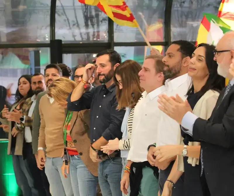 La borrasca Claudia trae este martes abundante nubosidad y cielos nubosos FOTOGRAFÍA. MATARÓ (BARCELONA) CATALUÑA (REINO DE ESPAÑA), 09 DE NOVIEMBRE DE 2025. El secretario general de VOX y presidente del Grupo Parlamentario de la Resistencia en el Parlamento de Cataluña, Ignacio Garriga Vaz de Conceiçao (3d); el presidente de VOX en la provincia de Barcelona y portavoz del Grupo Parlamentario de la Resistencia en el Parlamento de Cataluña, Joan Garriga Doménech (4d); y el diputado provincial de VOX en la Diputación de Barcelona y secretario general del Sindicato para la Defensa de los Trabajadores de España (SOLIDARIDAD), Jordi Albert de la Fuente Miró (Jordi de la Fuente) (6d), han participado el mediodía de este domingo en la clausura de las segundas Jornadas Municipalistas de VOX en la capital de la Comarca del Maresme, Mataró, en la provincia de Barcelona, donde la Resistencia registró en las pasadas elecciones municipales uno de sus mejores resultados electorales de su historia, hasta 4 concejales en el Ayuntamiento de Mataró: Mónica Lora Cisquer (presidente municipal) (2d), Judith Cortés Cortés (portavoz) (i), José Casado Ortega (concejal) (2i) y Erik Iniesta Aragón (concejal) (3i). Lasvocesdelpueblo (Ñ Pueblo)