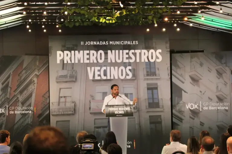 FOTOGRAFÍA. MATARÓ (BARCELONA) CATALUÑA (REINO DE ESPAÑA), 09 DE NOVIEMBRE DE 2025. El secretario general de VOX y presidente del Grupo Parlamentario de la Resistencia en el Parlamento de Cataluña, Ignacio Garriga Vaz de Conceiçao (en la imagen); el presidente de VOX en la provincia de Barcelona y portavoz del Grupo Parlamentario de la Resistencia en el Parlamento de Cataluña, Joan Garriga Doménech; y el diputado provincial de VOX en la Diputación de Barcelona y secretario general del Sindicato para la Defensa de los Trabajadores de España (SOLIDARIDAD), Jordi Albert de la Fuente Miró (Jordi de la Fuente), han participado el mediodía de este domingo en la clausura de las segundas Jornadas Municipalistas de VOX en la capital de la Comarca del Maresme, Mataró, en la provincia de Barcelona, donde la Resistencia registró en las pasadas elecciones municipales uno de sus mejores resultados electorales de su historia, hasta 4 concejales en el Ayuntamiento de Mataró: Mónica Lora Cisquer (presidente municipal), Judith Cortés Cortés (portavoz), José Casado Ortega (concejal) y Erik Iniesta Aragón (concejal). Lasvocesdelpueblo (Ñ Pueblo)