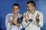 FOTOGRAFÍA. VALENCIA (COMUNIDAD VALENCIANA) REINO DE ESPAÑA, AÑO 2023. El presidente del PP en la Comunidad Valenciana, Carlos Mazón Guixot (i); junto al presidente de la Diputación de Valencia, Vicente José Mompó Aledo (Vicent Mompó) (d), durante una mitin de campaña de las elecciones municipales y autonómicas. Efe