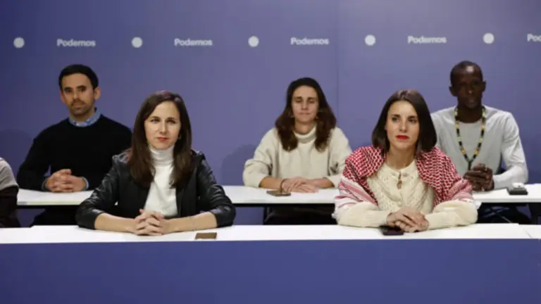 FOTOGRAFÍA. MADRID (REINO DE ESPAÑA), 22 DE NOVIEMBRE DE 2025. La secretaria general del principal partido político de la ultraizquierda, Podemos, Ione Belarra Urteaga (i); y la eurodiputada de esta formación de izquierda extrema y esposa del cofundador del partido Pablo Manuel Iglesias Turión, Irene Montero Gil (d), participan en el llamado "Consejo Ciudadano Estatal" de la extrema izquierda Podemos, este sábado en Madrid, con la vista puesta en las elecciones Extremadura 21D, sobre la condenad del delincuente fiscal general del Estado, el socialista Álvaro García Ortiz, y los casos de corrupción del entorno del presidente del Gobierno y secretario general del PSOE Pedro Sánchez Pérez-Castejón y la financiación ilegal del PSOE. Efe