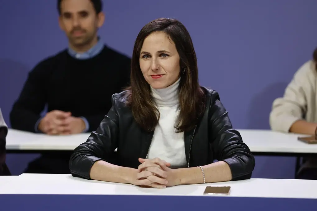 FOTOGRAFÍA. MADRID (REINO DE ESPAÑA), 22 DE NOVIEMBRE DE 2025. La secretaria general del principal partido político de la ultraizquierda, Podemos, Ione Belarra Urteaga (i), participa en el llamado "Consejo Ciudadano Estatal" de la extrema izquierda Podemos, este sábado en Madrid, con la vista puesta en las elecciones Extremadura 21D, sobre la condenad del delincuente fiscal general del Estado, el socialista Álvaro García Ortiz, y los casos de corrupción del entorno del presidente del Gobierno y secretario general del PSOE Pedro Sánchez Pérez-Castejón y la financiación ilegal del PSOE. Efe