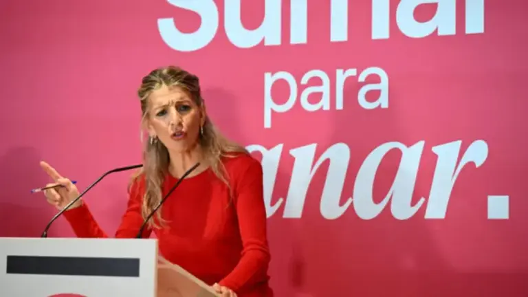 FOTOGRAFÍA. MADRID (REINO DE ESPAÑA), 22 DE NOVIEMBRE DE 2025. La vicepresidente segunda y ministra del Trabajo del Gobierno de coalición de España en minoría, entre Partido Socialista (PSOE) y la alianza de las izquierdas extremas SUMAR —integrado por el propio Movimiento SUMAR— y miembro del Partido Comunista de España (PCE), Yolanda Díaz Pérez (en la imagen); junto con el extremista de ultraizquierda, ministro de Cultura y miembro del Movimiento SUMAR, Ernest Urtasun Doménech; durante la "Conferencia del Movimiento Sumar" para "concretar propuestas políticas y marcar las líneas generales de las alianzas electorales con el resto de partidos situados a la izquierda del Partido Socialista (PSOE)", es decir, en la ultraizquierda/extrema izquierda. Efe