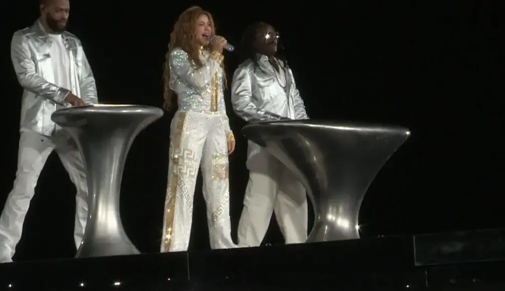 FOTOGRAFÍA. LIMA (PERÚ), 16 DE NOVIEMBRE DE 2025. La cantante colombiana Shakira (c) llevó este domingo a sus 'lobas' y fanáticos a hacer un recorrido por su larga trayectoria musical, marcada por éxitos pop, con toques de vallenato, rock y salsa, en la segunda de tres fechas de su gira "Las Mujeres Ya no Lloran World Tour" en el estadio Nacional de Lima. Efe