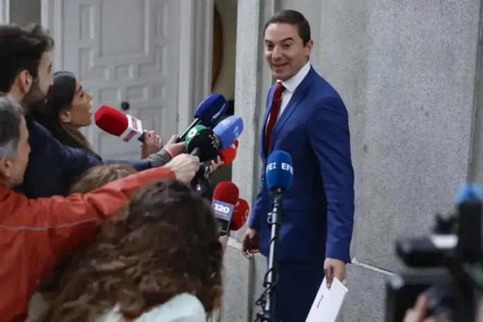 Lobato a Sánchez Acera, Parece que me la ha dado la fiscalía (2) FOTOGRAFÍA. MADRID (REINO DE ESPAÑA), 05 DE NOVIEMBRE DE 2025. Juicio en el Tribunal Supremo contra el procesado fiscal general del Estado, Álvaro García Ortiz (PSOE) por revelación de secretos. Juan Lobato Gandarias-Sánchez, exsecretario General del Partido Socialista (PSOE) en la Comunidad de Madrid, atiende a los medios a su llegada al Tribunal Supremo. Efe