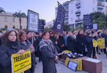 FOTOGRAFÍA. LEBRIJA (SEVILLA) ANDALUCÍA (REINO DE ESPAÑA, 21 DE NOVIEMBRE DE 2025. Los vecinos, junto al Ayuntamiento de Lebrija, La Colectiva y la Asociación Cívica Salvemos el Guadalquivir, junto con las entidades Marea Blanca, COAG, Comunidad de regantes Sector B-XII del Bajo Guadalquivir, Asociación de Empresarios ACITUR, Asociación de Mariscadores de Corrales Jarife, y diversas entidades ecologistas de Chipiona, Sanlúcar, Rota, Trebujena, Dos Hermanas y Sevilla, han protestado por las calles de Lebrija, con final en la plaza del Ayuntamiento, este viernes para exigir al Gobierno de mayoría absoluta del Partido Popular en el Junta de Andalucía y al Gobierno de España de Pedro Sánchez Pérez-Castejón (PSOE) una "moratoria de vertidos mineros al Guadalquivir". Lasvocesdelpueblo (Ñ Pueblo)