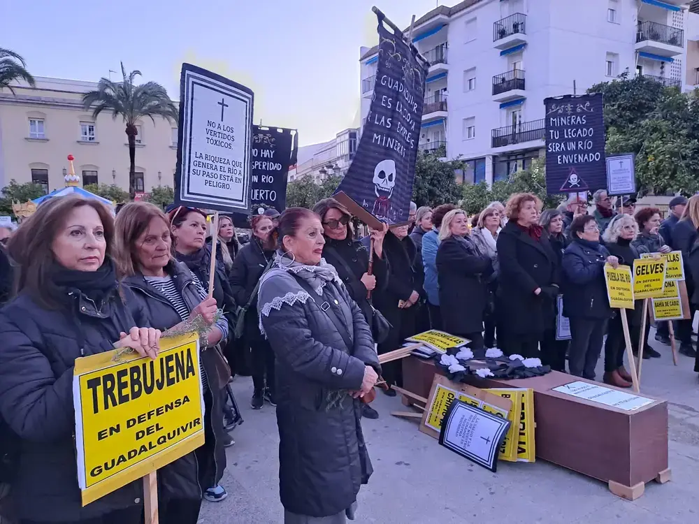 FOTOGRAFÍA. LEBRIJA (SEVILLA) ANDALUCÍA (REINO DE ESPAÑA, 21 DE NOVIEMBRE DE 2025. Los vecinos, junto al Ayuntamiento de Lebrija, La Colectiva y la Asociación Cívica Salvemos el Guadalquivir, junto con las entidades Marea Blanca, COAG, Comunidad de regantes Sector B-XII del Bajo Guadalquivir, Asociación de Empresarios ACITUR, Asociación de Mariscadores de Corrales Jarife, y diversas entidades ecologistas de Chipiona, Sanlúcar, Rota, Trebujena, Dos Hermanas y Sevilla, han protestado por las calles de Lebrija, con final en la plaza del Ayuntamiento, este viernes para exigir al Gobierno de mayoría absoluta del Partido Popular en el Junta de Andalucía y al Gobierno de España de Pedro Sánchez Pérez-Castejón (PSOE) una "moratoria de vertidos mineros al Guadalquivir". Lasvocesdelpueblo (Ñ Pueblo)