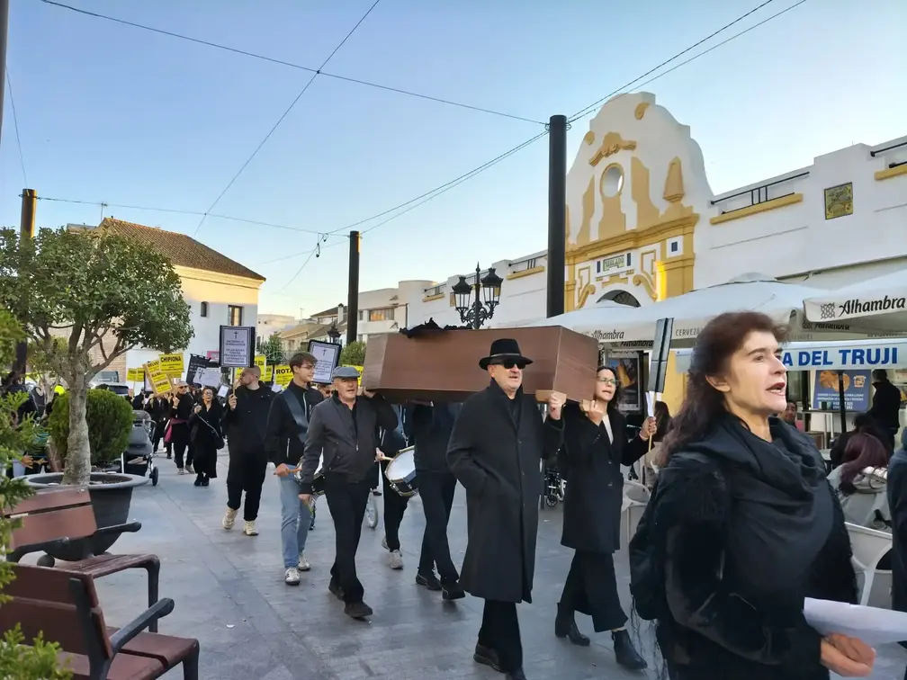 FOTOGRAFÍA. LEBRIJA (SEVILLA) ANDALUCÍA (REINO DE ESPAÑA, 21 DE NOVIEMBRE DE 2025. Los vecinos, junto al Ayuntamiento de Lebrija, La Colectiva y la Asociación Cívica Salvemos el Guadalquivir, junto con las entidades Marea Blanca, COAG, Comunidad de regantes Sector B-XII del Bajo Guadalquivir, Asociación de Empresarios ACITUR, Asociación de Mariscadores de Corrales Jarife, y diversas entidades ecologistas de Chipiona, Sanlúcar, Rota, Trebujena, Dos Hermanas y Sevilla, han protestado por las calles de Lebrija, con final en la plaza del Ayuntamiento, este viernes para exigir al Gobierno de mayoría absoluta del Partido Popular en el Junta de Andalucía y al Gobierno de España de Pedro Sánchez Pérez-Castejón (PSOE) una "moratoria de vertidos mineros al Guadalquivir". Lasvocesdelpueblo (Ñ Pueblo)