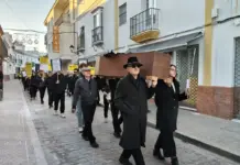 FOTOGRAFÍA. LEBRIJA (SEVILLA) ANDALUCÍA (REINO DE ESPAÑA, 21 DE NOVIEMBRE DE 2025. Los vecinos, junto al Ayuntamiento de Lebrija, La Colectiva y la Asociación Cívica Salvemos el Guadalquivir, junto con las entidades Marea Blanca, COAG, Comunidad de regantes Sector B-XII del Bajo Guadalquivir, Asociación de Empresarios ACITUR, Asociación de Mariscadores de Corrales Jarife, y diversas entidades ecologistas de Chipiona, Sanlúcar, Rota, Trebujena, Dos Hermanas y Sevilla, han protestado por las calles de Lebrija, con final en la plaza del Ayuntamiento, este viernes para exigir al Gobierno de mayoría absoluta del Partido Popular en el Junta de Andalucía y al Gobierno de España de Pedro Sánchez Pérez-Castejón (PSOE) una "moratoria de vertidos mineros al Guadalquivir". Lasvocesdelpueblo (Ñ Pueblo)