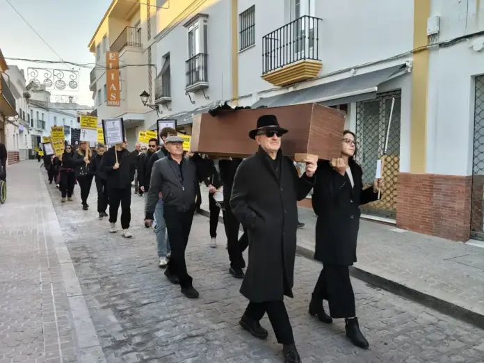 FOTOGRAFÍA. LEBRIJA (SEVILLA) ANDALUCÍA (REINO DE ESPAÑA, 21 DE NOVIEMBRE DE 2025. Los vecinos, junto al Ayuntamiento de Lebrija, La Colectiva y la Asociación Cívica Salvemos el Guadalquivir, junto con las entidades Marea Blanca, COAG, Comunidad de regantes Sector B-XII del Bajo Guadalquivir, Asociación de Empresarios ACITUR, Asociación de Mariscadores de Corrales Jarife, y diversas entidades ecologistas de Chipiona, Sanlúcar, Rota, Trebujena, Dos Hermanas y Sevilla, han protestado por las calles de Lebrija, con final en la plaza del Ayuntamiento, este viernes para exigir al Gobierno de mayoría absoluta del Partido Popular en el Junta de Andalucía y al Gobierno de España de Pedro Sánchez Pérez-Castejón (PSOE) una "moratoria de vertidos mineros al Guadalquivir". Lasvocesdelpueblo (Ñ Pueblo)