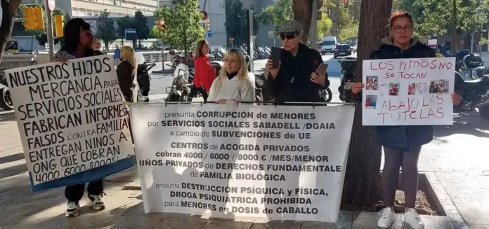 Sabadell (Barcelona) Cataluña (FOTOGRAFÍA. SABADELL (BARCELONA) REINO DE ESPAÑA, 18 DE NOVIEMBRE DE 2025. Madres de críos arrebatados -incluso a veces en la maternidad- con violencia institucional por partes de unas Autoridades presuntamente corruptas junto a los niños víctimas de violaciones sexuales y abusos sexuales en Centros Tutelados de Menores protestaron hoy ante los Juzgados de Sabadell (Barcelona) Comunidad Autónoma de Cataluña. Lasvocesdelpueblo (Ñ Pueblo)