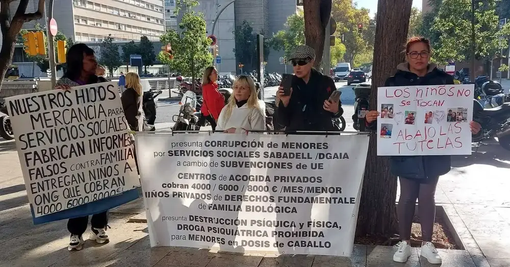 FOTOGRAFÍA. Sabadell (Barcelona) Cataluña (FOTOGRAFÍA. SABADELL (BARCELONA) REINO DE ESPAÑA, 18 DE NOVIEMBRE DE 2025. Madres de críos arrebatados -incluso a veces en la maternidad- con violencia institucional por partes de unas Autoridades presuntamente corruptas junto a los niños víctimas de violaciones sexuales y abusos sexuales en Centros Tutelados de Menores protestaron hoy ante los Juzgados de Sabadell (Barcelona) Comunidad Autónoma de Cataluña. Lasvocesdelpueblo (Ñ Pueblo)