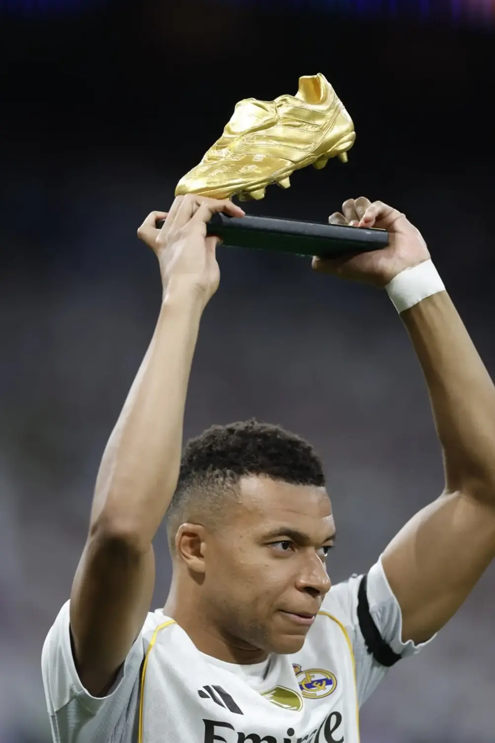 FOTOGRFAÍA. MADRID (REINO DE ESPAÑA), 01 DE OCTUBRE DE 2025. El delantero francés del Real Madrid Kylian Mbappé sostiene el trofeo de la Bota de Oro en los momentos previos al partido de LaLiga entre el Real Madrid y el Valencia, este sábado en el estadio Santiago Bernabéu. Efe