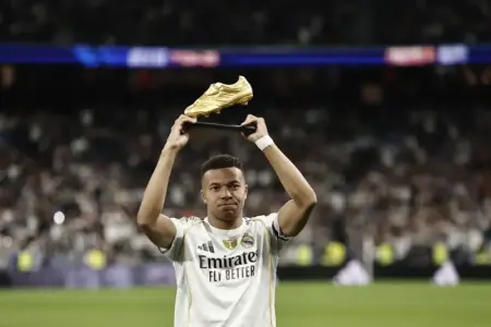 FOTOGRFAÍA. MADRID (REINO DE ESPAÑA), 01 DE OCTUBRE DE 2025. El delantero francés del Real Madrid Kylian Mbappé sostiene el trofeo de la Bota de Oro en los momentos previos al partido de LaLiga entre el Real Madrid y el Valencia, este sábado en el estadio Santiago Bernabéu. Efe