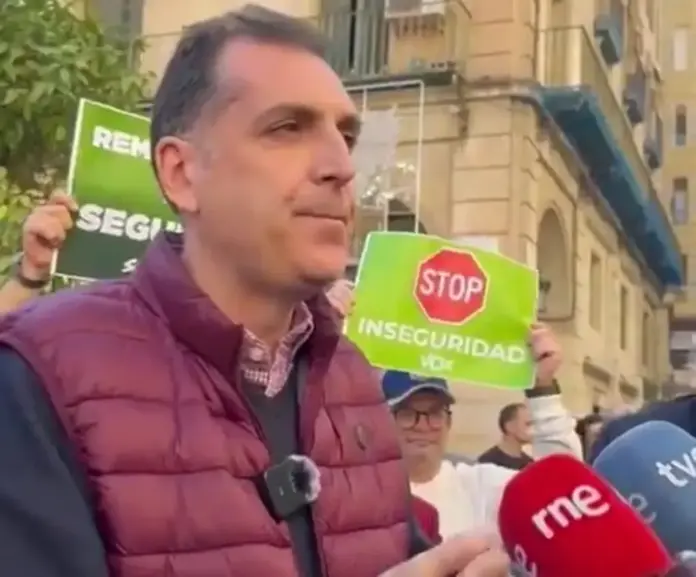 FOTOGRAFÍA. ALICANTE (COMUNIDAD VALENCIANA) REINO DE ESPAÑA, 19 DE NOVIEMBRE DE 2025. El portavoz nacional de VOX en materia de Seguridad, Interior e Inmigración desde Alicante, registrado este miércoles durante una rueda de prensa con los medios de comunicación. Lasvocesdelpueblo (Ñ Pueblo)