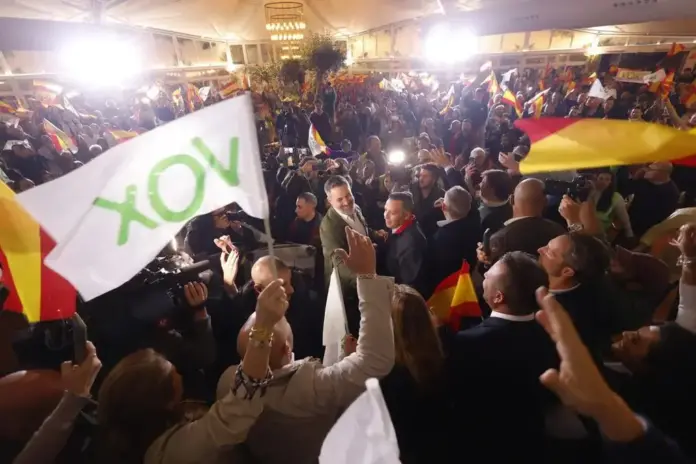 PP y PSOE han traicionado a los extremeños durante décadas (1) FOTOGRAFÍA. MÉRIDA (EXTREMADURA) REINO DE ESPAÑA, 17 DE NOVIEMBRE DE 2025. Ángel Pelayo Gordillo (c), cabeza de lista de VOX por la provincia de Badajoz; Óscar Fernández Calle (d), candidato de VOX a la Presidencia de la Junta de Extremadura; reciben un apoyo multitudinarios, arropados por parte del presidente nacional y líder de Patriots of Europe, Santiago Abascal Conde (i); en el acto de presentación de candidatos de VOX a las Elecciones Extremadura del 21 de diciembre de 2025 (21D). Lasvocesdelpueblo (Ñ Pueblo)