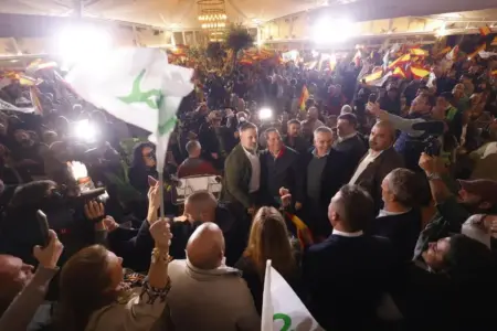 FOTOGRAFÍA. MÉRIDA (EXTREMADURA) REINO DE ESPAÑA, 17 DE NOVIEMBRE DE 2025. Ángel Pelayo Gordillo, cabeza de lista de VOX por la provincia de Badajoz; Óscar Fernández Calle, candidato de VOX a la Presidencia de la Junta de Extremadura; reciben un apoyo multitudinarios, arropados por parte del presidente nacional y líder de Patriots of Europe, Santiago Abascal Conde; en el acto de presentación de candidatos de VOX a las Elecciones Extremadura del 21 de diciembre de 2025 (21D). Lasvocesdelpueblo (Ñ Pueblo)