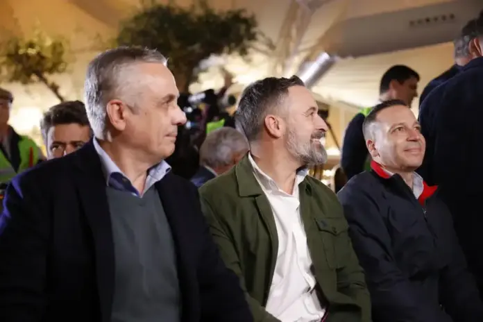 PP y PSOE han traicionado a los extremeños durante décadas (3) FOTOGRAFÍA. MÉRIDA (EXTREMADURA) REINO DE ESPAÑA, 17 DE NOVIEMBRE DE 2025. Ángel Pelayo Gordillo, cabeza de lista de VOX por la provincia de Badajoz; Óscar Fernández Calle, candidato de VOX a la Presidencia de la Junta de Extremadura; reciben un apoyo multitudinarios, arropados por parte del presidente nacional y líder de Patriots of Europe, Santiago Abascal Conde; en el acto de presentación de candidatos de VOX a las Elecciones Extremadura del 21 de diciembre de 2025 (21D). Lasvocesdelpueblo (Ñ Pueblo)