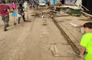 FOTOGRAFÍA. BENETÚSSER (VALENCIA) COMUNIDAD VAlENCIANA (REINO DE ESPAÑA), 09 DE NOVIEMBRE DE 2024. Lección de vida del niño "Nicolás": testigo en Valencia de una vida rota y destruida; casas donde había familias y vida y ahora el barro con su color marrón ha ocupado su lugar. Detalle del niño Nicolás registrado en la la Avenida Camí Nou, número 1-132 de Benetusser, en Valencia (Comunidad Valenciana) este sábado 9 de noviembre de 2024. La Comunitat Valenciana, región del Reino de España, intenta recuperarse de la peor Depresión Aislada en Niveles Altos (DANA) del siglo en este país, que ha dejado más de 200 de muertos en esa región, además de un inmenso escenario de daños en carreteras, calles e infraestructuras de numerosas localidades. Una DANA, tras fuertes lluvias torrenciales y golpear muy fuertemente al país, con epicentro en la provincia de Valencia (Comunidad Valenciana) —donde se ha registrado el 81,68 %, 221 muertos del total de los fallecidos (229)— y con menos dureza en Andalucía (el 2,29 %, 1 muerto) y en la región de Castilla-La Mancha (el 16,03 % de los fallecidos, 7 muertos). La devastación de los efectos de la DANA deja a su paso la angustia de quienes no pueden contactar con sus familiares e imágenes desoladoras de la destrucción que han dejado a su paso las inundaciones. En medio de la tragedia, que ha llevado a activar el protocolo de múltiples víctimas para identificar a los fallecidos, las autoridades combaten un "nuevo enemigo": los bulos que alertan de supuestas evacuaciones, desbordamientos o la caída del 112, que interrumpen la labor de los servicios de emergencias. La ciudadanía de la provincia recibió a primera hora de la mañana de nuevo en sus móviles un mensaje del sistema Es-Alert para evitar cualquier tipo de desplazamiento por las carreteras de la provincia, muchas de cuales permanecen cortadas e impiden todavía acceder a las zonas más devastadas. Mientras una ola de solidaridad bajo el lema "El Pueblo Salva al Pueblo" inunda la provincia atacada desde cada rincón del Reino de España con botas de agua, pala, hasta ropa de interior por las mujeres que se han quedado con una sola en medio del fango, para dar la guerra contra el lodo, ante miles de SOS de los damnificados en redes sociales. José/Nicolás/Lasvocesdelpueblo (Ñ Pueblo)