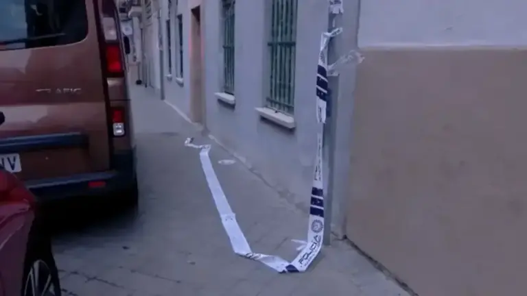 FOTOGRAFÍA. VALLECAS (COMUNIDAD DE MADRID) REINO DE ESPAÑA, 24 DE NOVIEMBRE DE 2025. Detalle de lugar de la detención del atacante árabe de Vallecas, reducido con táser y disparos de armas letales por parte de las Fuerzas y Cuerpos de Seguridad del Estado en su domicilio cuando el terroristas islamista se abalanzó contra los profesionales con un cuchillo islamita grito de Allahu akbar (Alá es grande). Captura vídeo Efe/Lasvocesdelpueblo (Ñ Pueblo)