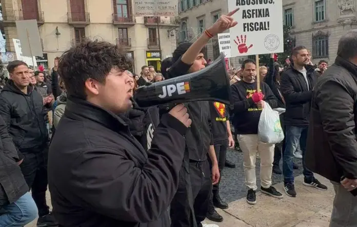 Protesta de los Autónomos en Barcelona, JPE, Barcelona, La JPE se levanta contra el hachazo fiscal al autónomo (1) FOTOGRAFÍA. BARCELONA (CATALUÑA) REINO DE ESPAÑA, 30 DE NOVIEMBRE DE 2025. Una protesta de los autónoma y obreros catalanes, apoyada por la organización juvenil Jóvenes Patriotas Españoles (JPE), recorre las calles del centro de Barcelona desde Plaza Universidad de la Ciudad Condal hasta Plaza San Jaime frente al Palacio del Gobierno autonómico de la Generalidad de Cataluña, titular del exministro de Sanidad, primer secretario del Partido Socialista en Cataluña (Partit dels Socialistes de Catalunya), PSC-PSOE, Salvador Illa Roca. Lasvocesdelpueblo (Ñ Pueblo).