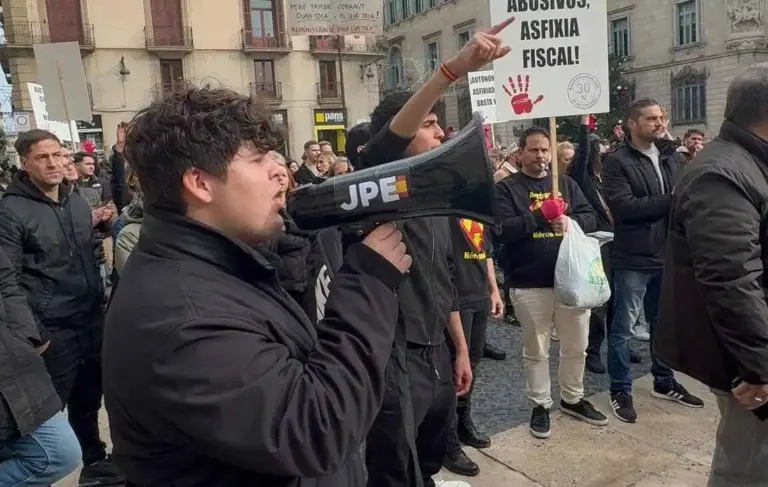 FOTOGRAFÍA. BARCELONA (CATALUÑA) REINO DE ESPAÑA, 30 DE NOVIEMBRE DE 2025. Una protesta de los autónoma y obreros catalanes, apoyada por la organización juvenil Jóvenes Patriotas Españoles (JPE), recorre las calles del centro de Barcelona desde Plaza Universidad de la Ciudad Condal hasta Plaza San Jaime frente al Palacio del Gobierno autonómico de la Generalidad de Cataluña, titular del exministro de Sanidad, primer secretario del Partido Socialista en Cataluña (Partit dels Socialistes de Catalunya), PSC-PSOE, Salvador Illa Roca. Lasvocesdelpueblo (Ñ Pueblo).