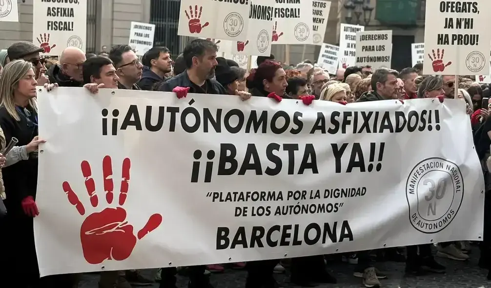 FOTOGRAFÍA. BARCELONA (CATALUÑA) REINO DE ESPAÑA, 30 DE NOVIEMBRE DE 2025. Una protesta de los autónoma y obreros catalanes, apoyada por la organización juvenil Jóvenes Patriotas Españoles (JPE), recorre las calles del centro de Barcelona desde Plaza Universidad de la Ciudad Condal hasta Plaza San Jaime frente al Palacio del Gobierno autonómico de la Generalidad de Cataluña, titular del exministro de Sanidad, primer secretario del Partido Socialista en Cataluña (Partit dels Socialistes de Catalunya), PSC-PSOE, Salvador Illa Roca. Lasvocesdelpueblo (Ñ Pueblo).