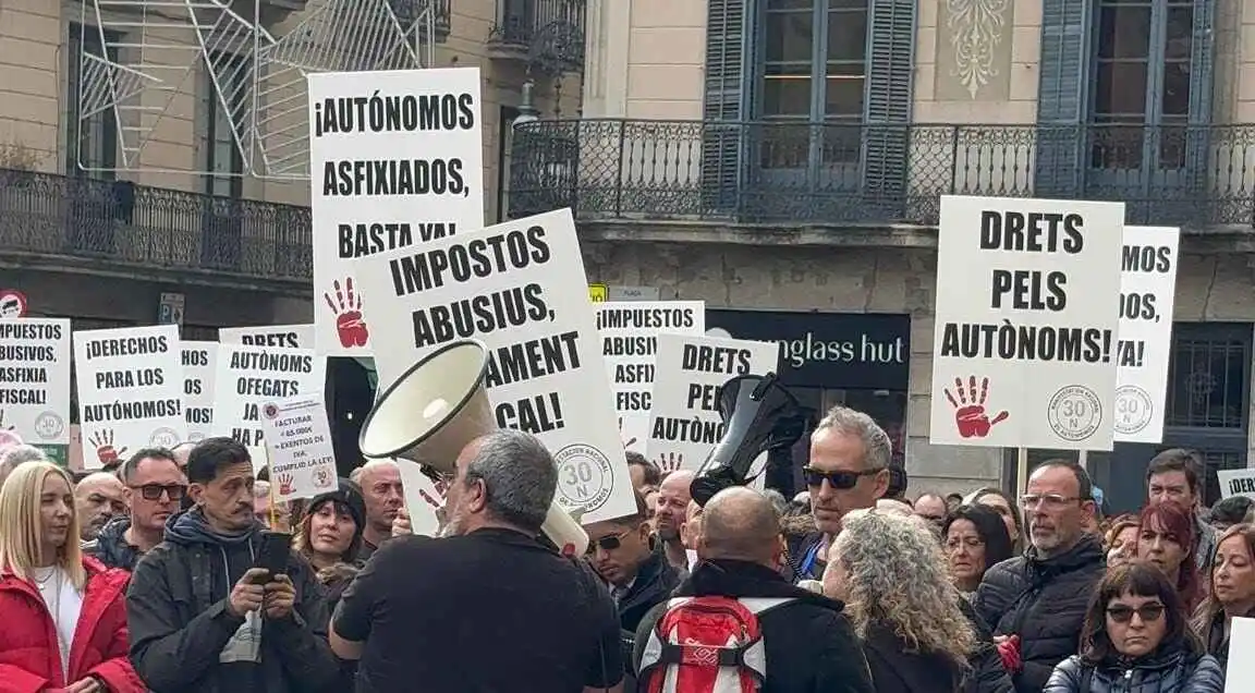 FOTOGRAFÍA. BARCELONA (CATALUÑA) REINO DE ESPAÑA, 30 DE NOVIEMBRE DE 2025. Una protesta de los autónoma y obreros catalanes, apoyada por la organización juvenil Jóvenes Patriotas Españoles (JPE), recorre las calles del centro de Barcelona desde Plaza Universidad de la Ciudad Condal hasta Plaza San Jaime frente al Palacio del Gobierno autonómico de la Generalidad de Cataluña, titular del exministro de Sanidad, primer secretario del Partido Socialista en Cataluña (Partit dels Socialistes de Catalunya), PSC-PSOE, Salvador Illa Roca. Lasvocesdelpueblo (Ñ Pueblo).