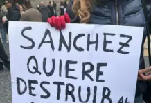 FOTOGRAFÍA. BARCELONA (CATALUÑA) REINO DE ESPAÑA, 30 DE NOVIEMBRE DE 2025. Una protesta de los autónoma y obreros catalanes, apoyada por la organización juvenil Jóvenes Patriotas Españoles (JPE), recorre las calles del centro de Barcelona desde Plaza Universidad de la Ciudad Condal hasta Plaza San Jaime frente al Palacio del Gobierno autonómico de la Generalidad de Cataluña, titular del exministro de Sanidad, primer secretario del Partido Socialista en Cataluña (Partit dels Socialistes de Catalunya), PSC-PSOE, Salvador Illa Roca. El presidente del Gobierno de España, "Pedro Sánchez Pérez-Castejón (PSOE), quiere destruir al autónoma", afirmó una obrera en su cartel improvisado. Lasvocesdelpueblo (Ñ Pueblo).