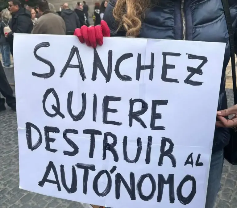 FOTOGRAFÍA. BARCELONA (CATALUÑA) REINO DE ESPAÑA, 30 DE NOVIEMBRE DE 2025. Una protesta de los autónoma y obreros catalanes, apoyada por la organización juvenil Jóvenes Patriotas Españoles (JPE), recorre las calles del centro de Barcelona desde Plaza Universidad de la Ciudad Condal hasta Plaza San Jaime frente al Palacio del Gobierno autonómico de la Generalidad de Cataluña, titular del exministro de Sanidad, primer secretario del Partido Socialista en Cataluña (Partit dels Socialistes de Catalunya), PSC-PSOE, Salvador Illa Roca. El presidente del Gobierno de España, "Pedro Sánchez Pérez-Castejón (PSOE), quiere destruir al autónoma", afirmó una obrera en su cartel improvisado. Lasvocesdelpueblo (Ñ Pueblo).