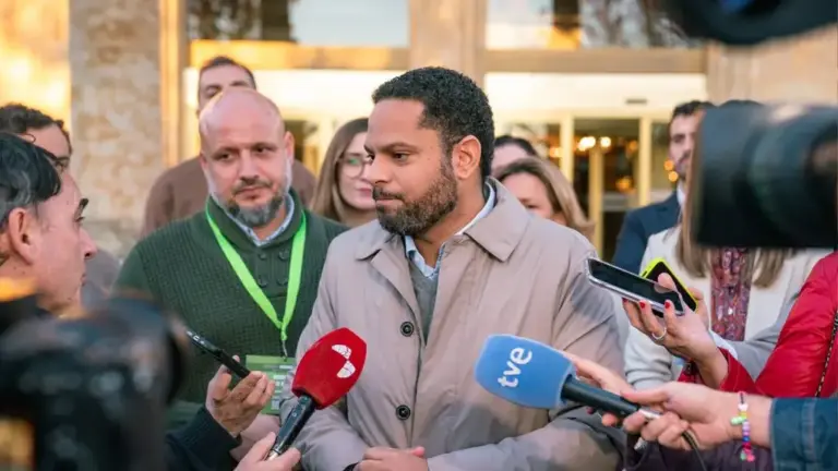 FOTOGRAFÍA. El secretario general de VOX y presidente del Grupo Parlamentario en el Parlamento de Cataluña, Ignacio Garriga Vaz de Conceiçao, atiende a la prensa durante las llamadas "Jornadas Interparlamentarias" en Salamanca, en la Comunidad Autónoma de Castilla y León. Lasvocesdelpueblo (Ñ Pueblo)