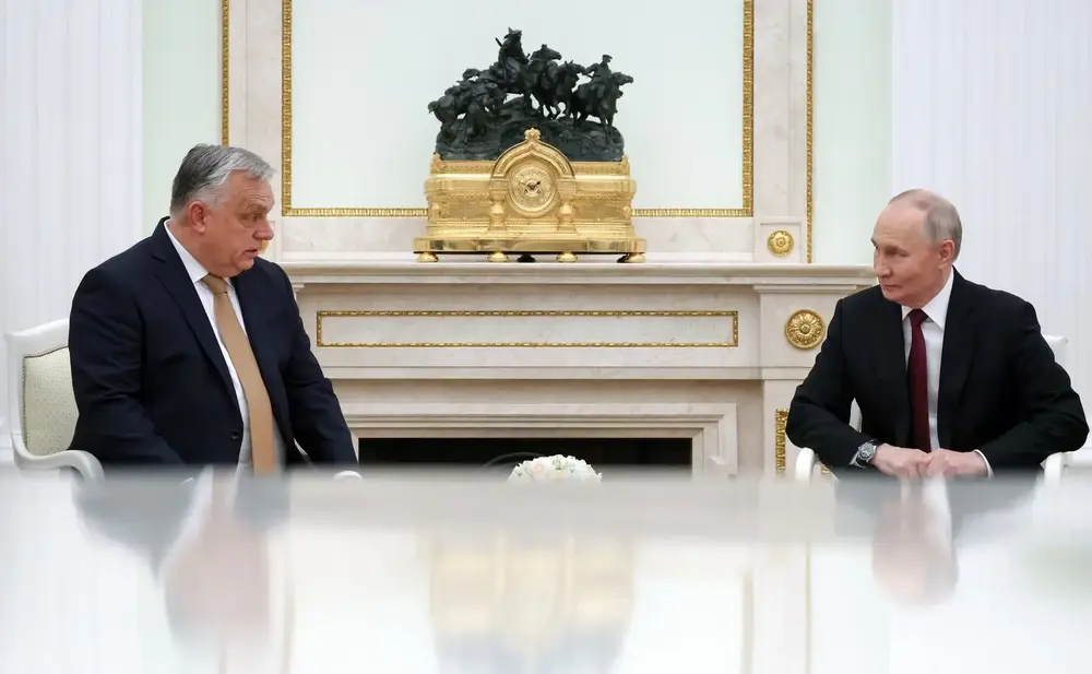 FOTOGRAFÍA. MOSCÚ (RUSIA), 28 DE NOVIEMBRE DE 2025. En la Presidencia de la Federación Rusa, el Kremlin, ha tenido lugar hoy, viernes 28 de noviembre, una reunión entre el mandatario de Rusia, Vladímir Vladimirovich Putin (Vladimir Putin) (d); y el primer ministro de Hungría, Viktor Orban (i). La parte rusa estuvo representada por el ministro de Asuntos Exteriores de la Federación Rusa, Serguéi Víktorovich Lavrov (Serguéi Lavrov); el viceprimer ministro, Alexander Novak; y el asesor presidencial, Yuri Ushakov. Mientras la parte húngara estuvo representada por el ministro de Relaciones Económicas Exteriores y Asuntos Exteriores, Péter Szijjártó; el ministro de Construcción y Transporte, János Lázár; y el asesor principal del primer ministro de Hungría en Asuntos de Seguridad Nacional, Marcel Bíró. El Kremlin/Lasvocesdelpueblo (Ñ Pueblo)