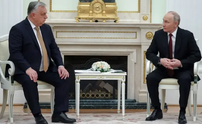 Putin agradece a Orbán su posición equilibrada sobre Ucrania, Rusia, guerra Ucrania (2) FOTOGRAFÍA. MOSCÚ (RUSIA), 28 DE NOVIEMBRE DE 2025. En la Presidencia de la Federación Rusa, el Kremlin, ha tenido lugar hoy, viernes 28 de noviembre, una reunión entre el mandatario de Rusia, Vladímir Vladimirovich Putin (Vladimir Putin) (d); y el primer ministro de Hungría, Viktor Orban (i). La parte rusa estuvo representada por el ministro de Asuntos Exteriores de la Federación Rusa, Serguéi Víktorovich Lavrov (Serguéi Lavrov); el viceprimer ministro, Alexander Novak; y el asesor presidencial, Yuri Ushakov. Mientras la parte húngara estuvo representada por el ministro de Relaciones Económicas Exteriores y Asuntos Exteriores, Péter Szijjártó; el ministro de Construcción y Transporte, János Lázár; y el asesor principal del primer ministro de Hungría en Asuntos de Seguridad Nacional, Marcel Bíró. El Kremlin/Lasvocesdelpueblo (Ñ Pueblo)