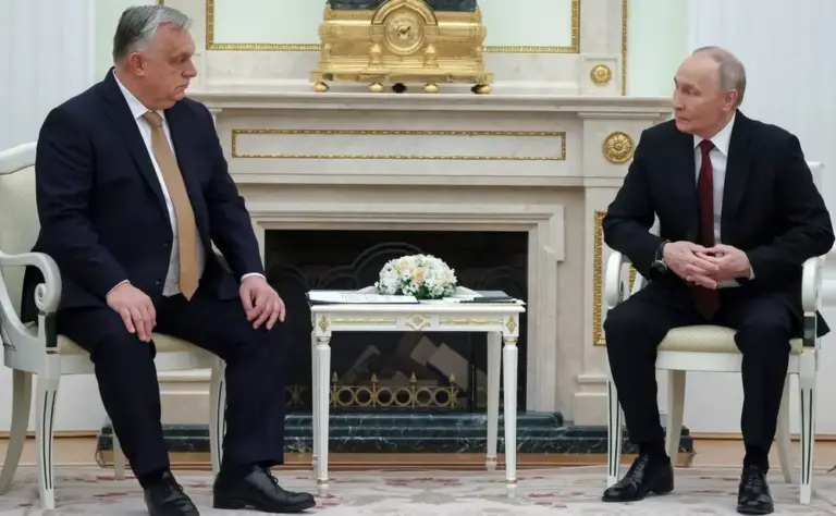 FOTOGRAFÍA. MOSCÚ (RUSIA), 28 DE NOVIEMBRE DE 2025. En la Presidencia de la Federación Rusa, el Kremlin, ha tenido lugar hoy, viernes 28 de noviembre, una reunión entre el mandatario de Rusia, Vladímir Vladimirovich Putin (Vladimir Putin) (d); y el primer ministro de Hungría, Viktor Orban (i). La parte rusa estuvo representada por el ministro de Asuntos Exteriores de la Federación Rusa, Serguéi Víktorovich Lavrov (Serguéi Lavrov); el viceprimer ministro, Alexander Novak; y el asesor presidencial, Yuri Ushakov. Mientras la parte húngara estuvo representada por el ministro de Relaciones Económicas Exteriores y Asuntos Exteriores, Péter Szijjártó; el ministro de Construcción y Transporte, János Lázár; y el asesor principal del primer ministro de Hungría en Asuntos de Seguridad Nacional, Marcel Bíró. El Kremlin/Lasvocesdelpueblo (Ñ Pueblo)