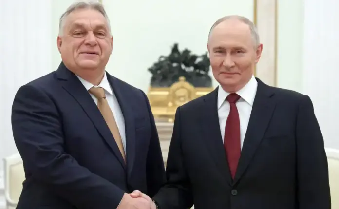 FOTOGRAFÍA. MOSCÚ (RUSIA), 28 DE NOVIEMBRE DE 2025. En la Presidencia de la Federación Rusa, el Kremlin, ha tenido lugar hoy, viernes 28 de noviembre, una reunión entre el mandatario de Rusia, Vladímir Vladimirovich Putin (Vladimir Putin) (d); y el primer ministro de Hungría, Viktor Orban (i). La parte rusa estuvo representada por el ministro de Asuntos Exteriores de la Federación Rusa, Serguéi Víktorovich Lavrov (Serguéi Lavrov); el viceprimer ministro, Alexander Novak; y el asesor presidencial, Yuri Ushakov. Mientras la parte húngara estuvo representada por el ministro de Relaciones Económicas Exteriores y Asuntos Exteriores, Péter Szijjártó; el ministro de Construcción y Transporte, János Lázár; y el asesor principal del primer ministro de Hungría en Asuntos de Seguridad Nacional, Marcel Bíró. El Kremlin/Lasvocesdelpueblo (Ñ Pueblo)