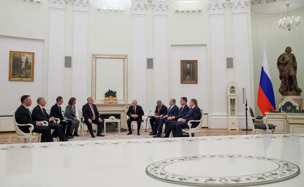 FOTOGRAFÍA. MOSCÚ (RUSIA), 28 DE NOVIEMBRE DE 2025. En la Presidencia de la Federación Rusa, el Kremlin, ha tenido lugar hoy, viernes 28 de noviembre, una reunión entre el mandatario de Rusia, Vladímir Vladimirovich Putin (Vladimir Putin) (d); y el primer ministro de Hungría, Viktor Orban (i). La parte rusa estuvo representada por el ministro de Asuntos Exteriores de la Federación Rusa, Serguéi Víktorovich Lavrov (Serguéi Lavrov); el viceprimer ministro, Alexander Novak; y el asesor presidencial, Yuri Ushakov. Mientras la parte húngara estuvo representada por el ministro de Relaciones Económicas Exteriores y Asuntos Exteriores, Péter Szijjártó; el ministro de Construcción y Transporte, János Lázár; y el asesor principal del primer ministro de Hungría en Asuntos de Seguridad Nacional, Marcel Bíró. El Kremlin/Lasvocesdelpueblo (Ñ Pueblo)