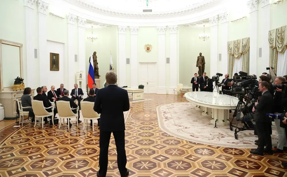 FOTOGRAFÍA. MOSCÚ (RUSIA), 28 DE NOVIEMBRE DE 2025. En la Presidencia de la Federación Rusa, el Kremlin, ha tenido lugar hoy, viernes 28 de noviembre, una reunión entre el mandatario de Rusia, Vladímir Vladimirovich Putin (Vladimir Putin), y el primer ministro de Hungría, Viktor Orban. La parte rusa estuvo representada por el ministro de Asuntos Exteriores de la Federación Rusa, Serguéi Víktorovich Lavrov (Serguéi Lavrov); el viceprimer ministro, Alexander Novak; y el asesor presidencial, Yuri Ushakov. Mientras la parte húngara estuvo representada por el ministro de Relaciones Económicas Exteriores y Asuntos Exteriores, Péter Szijjártó; el ministro de Construcción y Transporte, János Lázár; y el asesor principal del primer ministro de Hungría en Asuntos de Seguridad Nacional, Marcel Bíró. El Kremlin/Lasvocesdelpueblo (Ñ Pueblo)